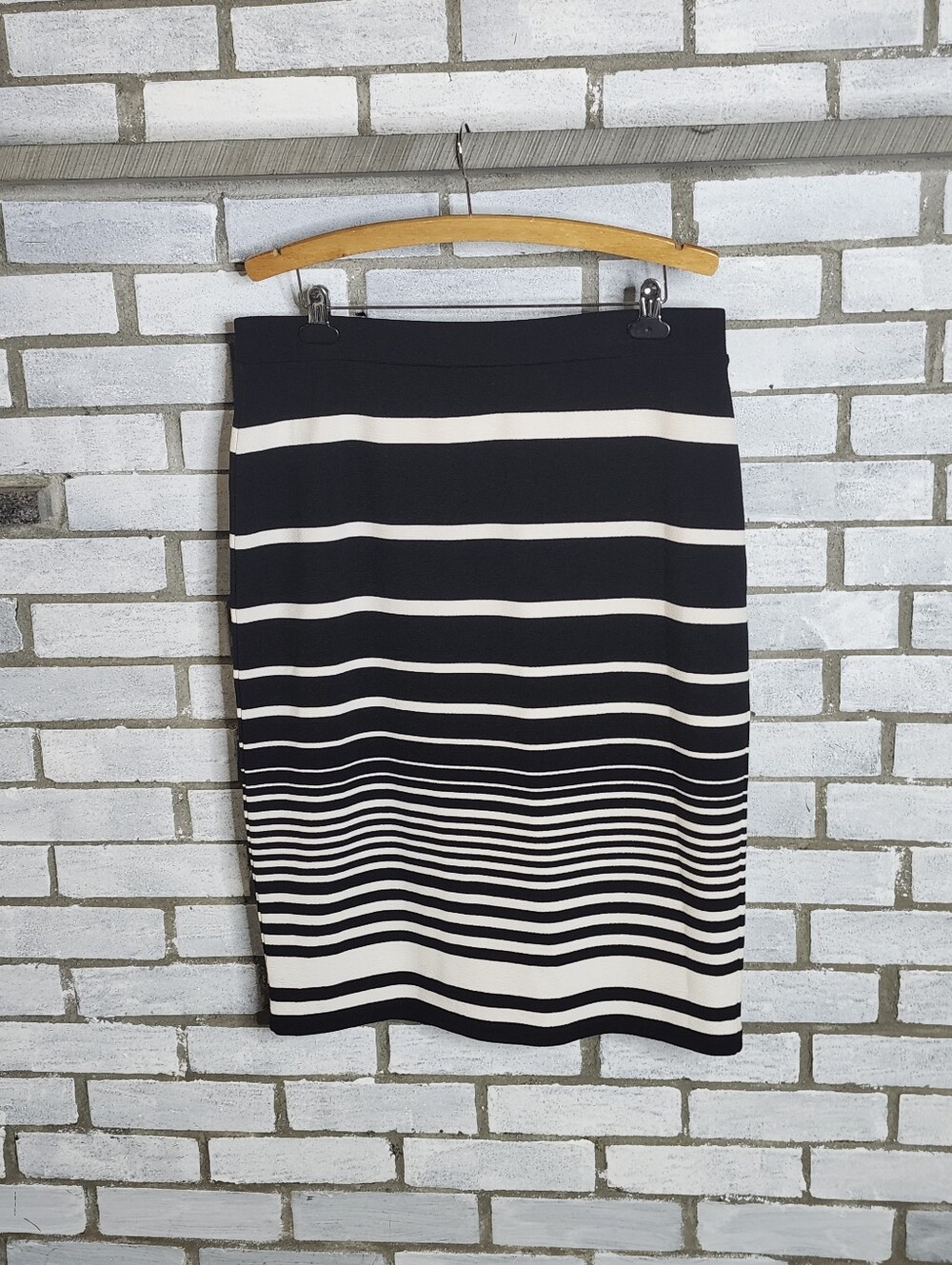 • Liz Claiborne Women's Pull On Striped Textured Skirt 16 Black White Back Slit